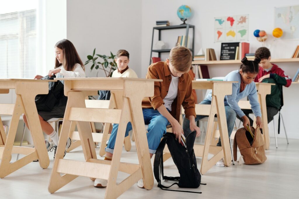 Eine Gruppe von Schülerinnen und Schülern arbeitet.