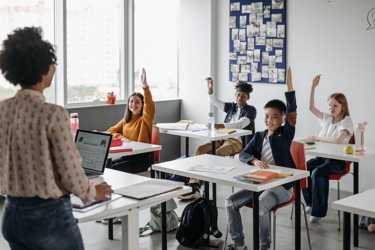 5 Kompetenzen, die KI Schülerinnen und Schülern vermittelt